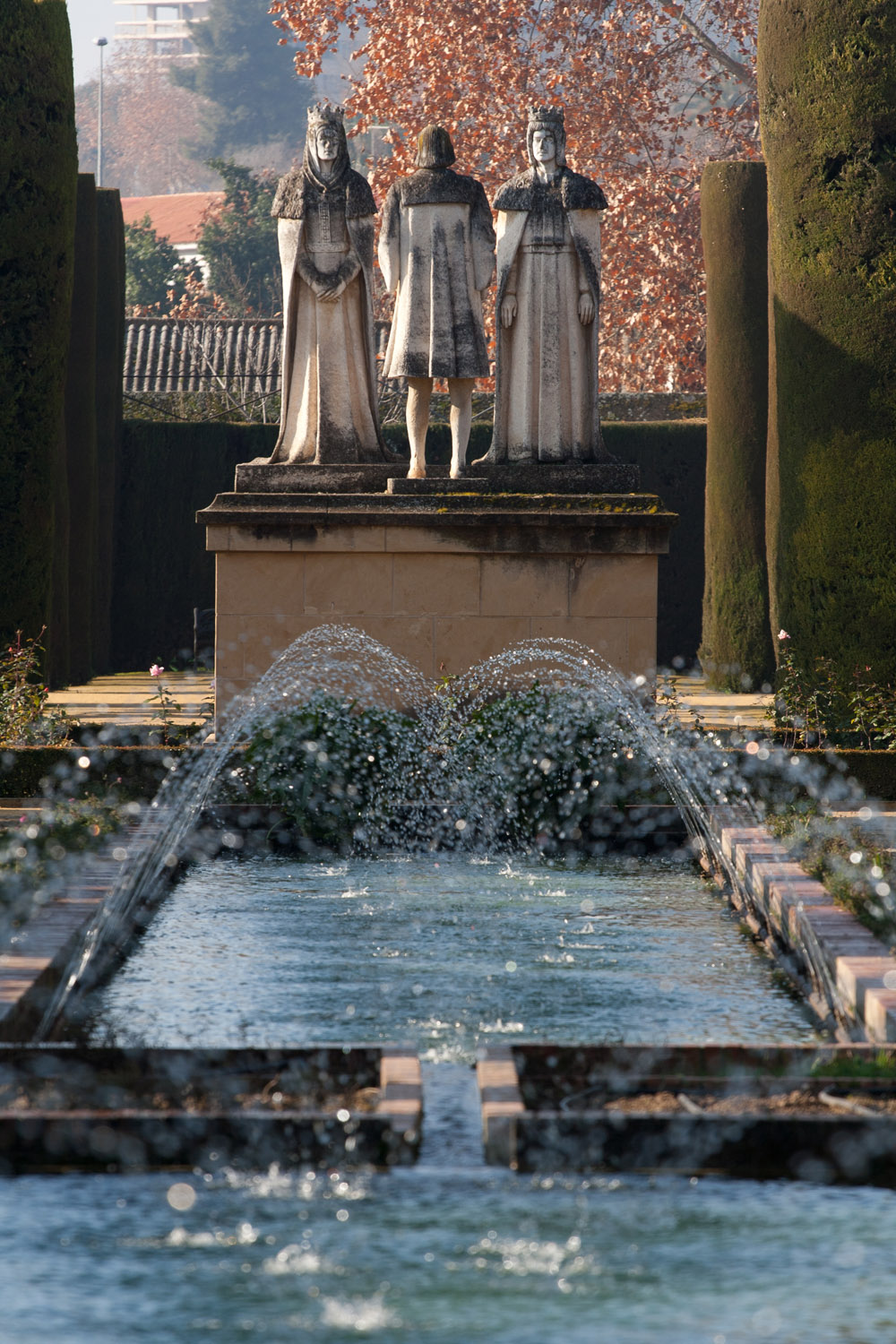 Monumento a Cristóbal Colón y los Reyes Católicos en el Alcázar de los Reyes Cristianos, en Córdoba, España