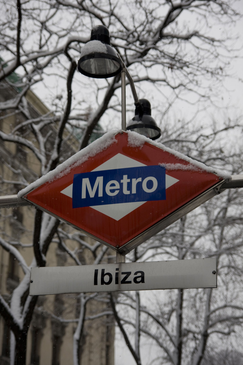 Letrero de Metro de Madrid cubierto de nieve