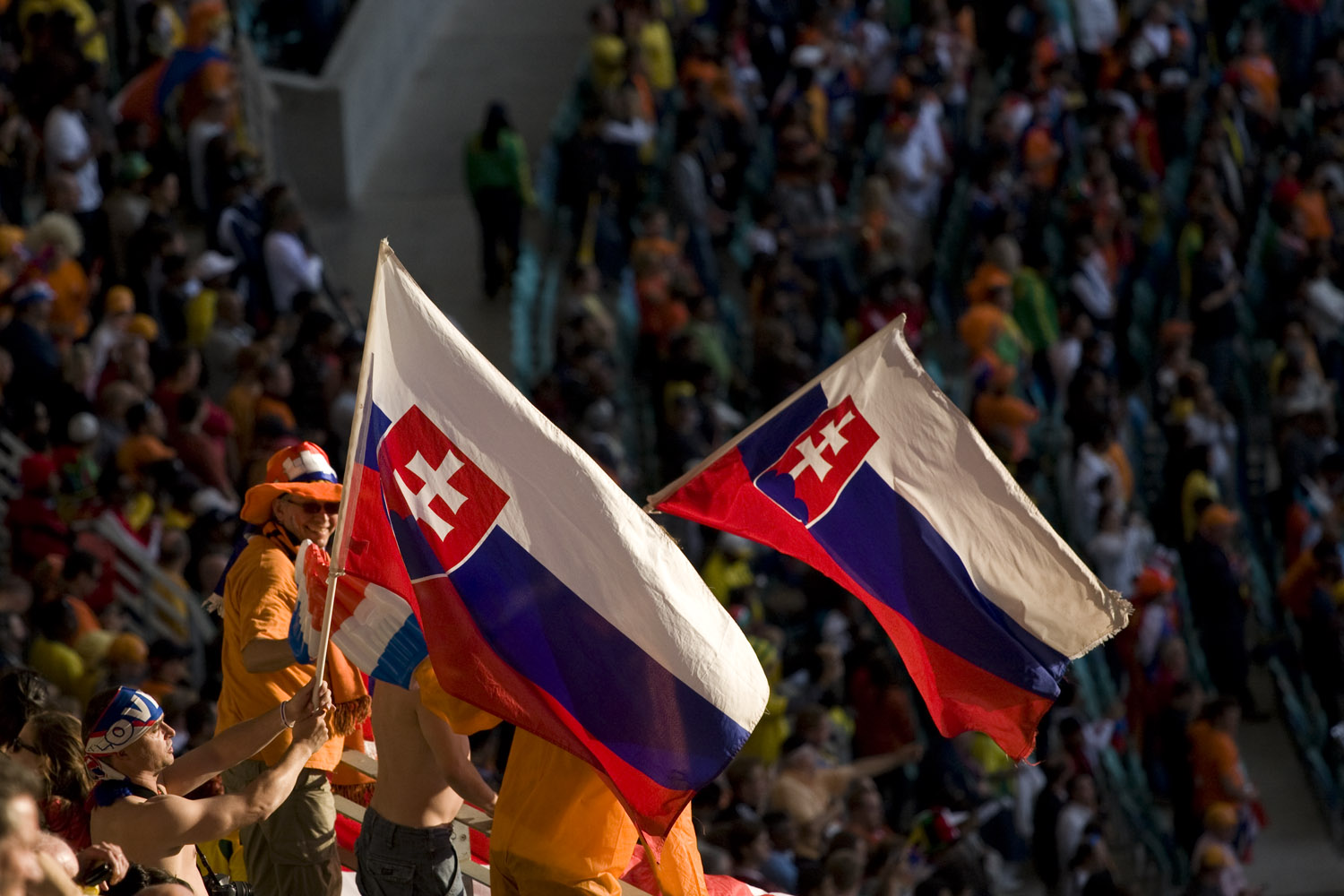 Fans de Eslovaquia y Holanda durante los octavos de final de la Copa del Mundo 2010 en Durban, Sudáfrica
