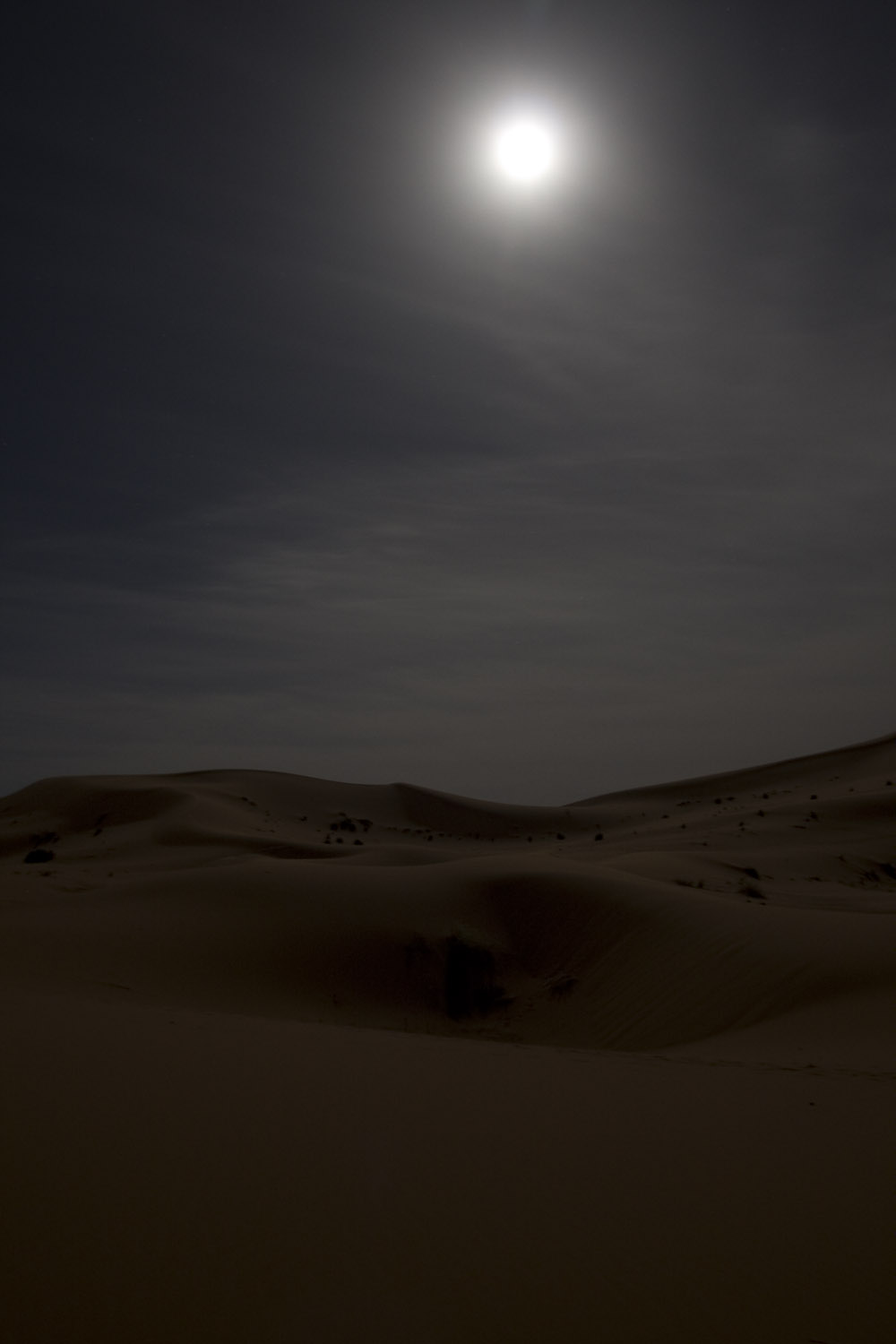 Noche de luna llena en Erg Chebbi, desierto del Sahara, Marruecos