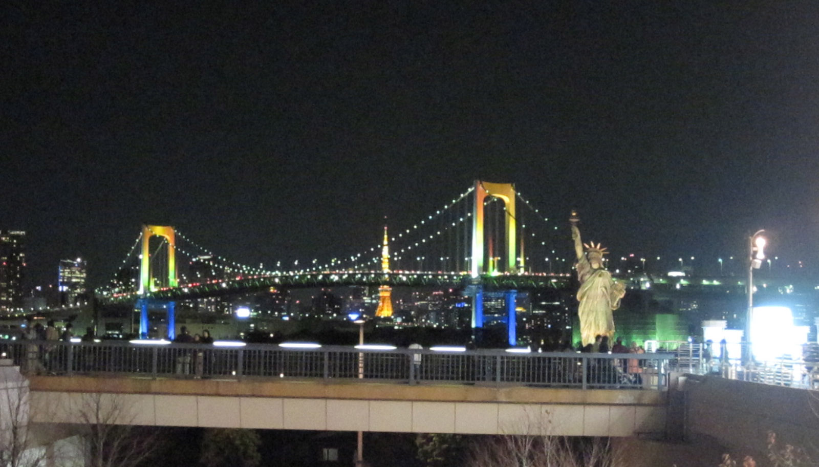 Rainbow Bridge y la estatua de la libertad en Odaiba