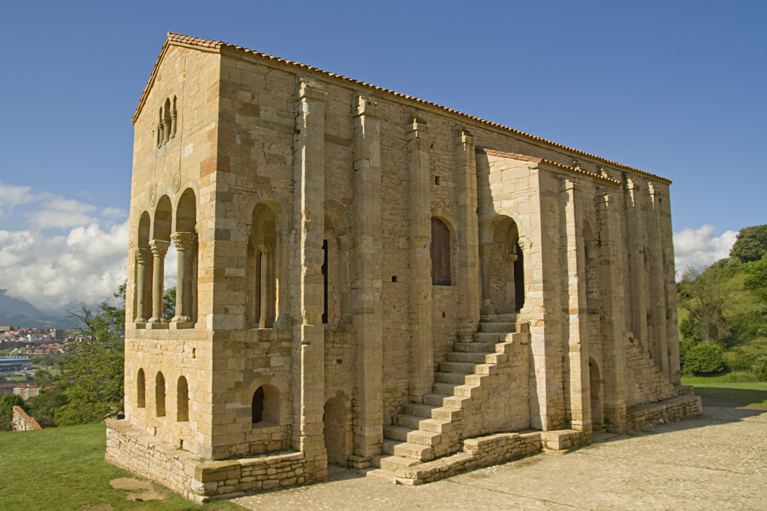 Iglesia de Santa María del Naranco en Oviedo, España