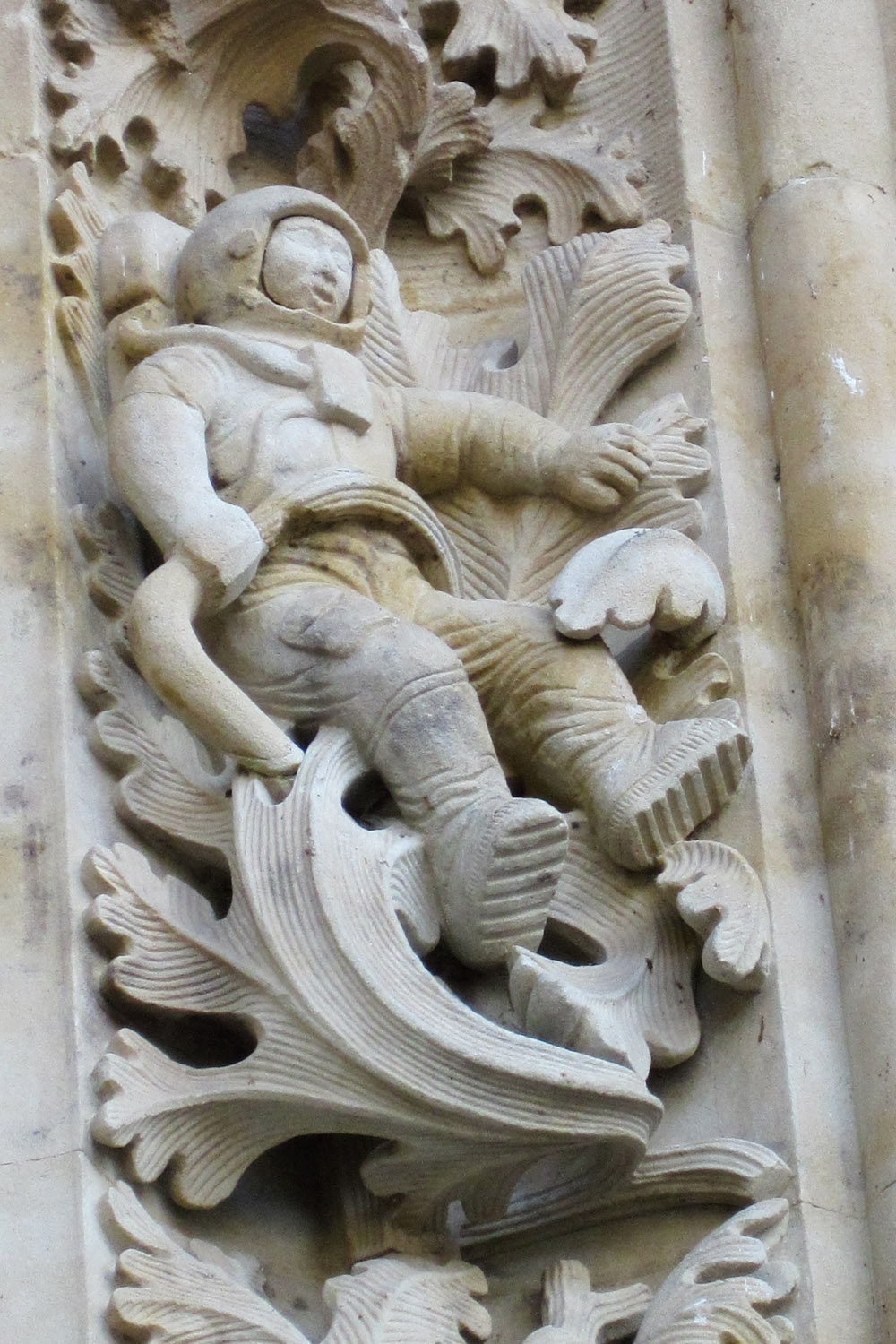 Astronauta en la Puerta de Ramos de la Catedral Nueva de Salamanca, España