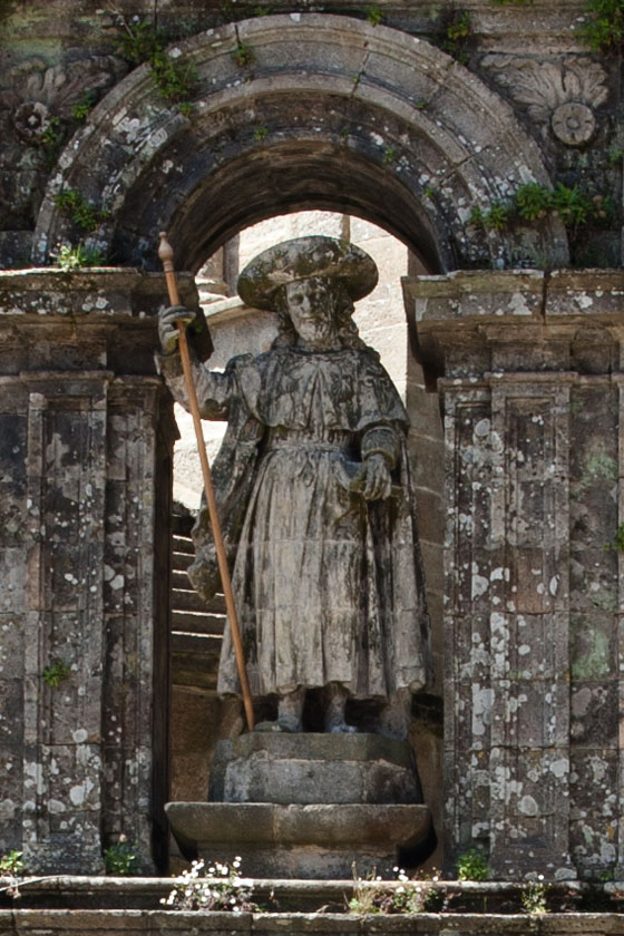 Estatua de Santiago Apóstol en la fachada de la Puerta Sagrada
