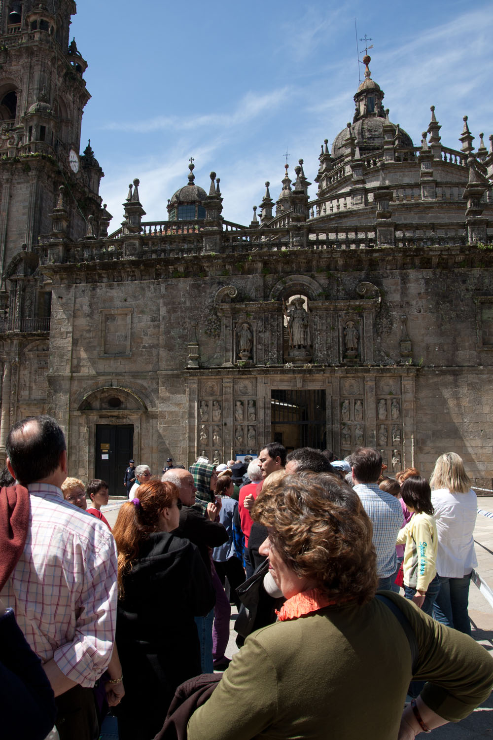 Fila de gente esperando para cruzar la Puerta Santa de la Catedral de Santiago de Compostela durante un Xacobeo