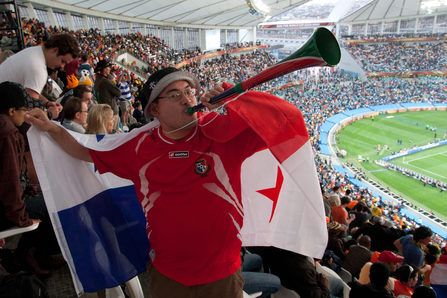 Tocando una vuvuzela en el Mundial de Sudáfrica