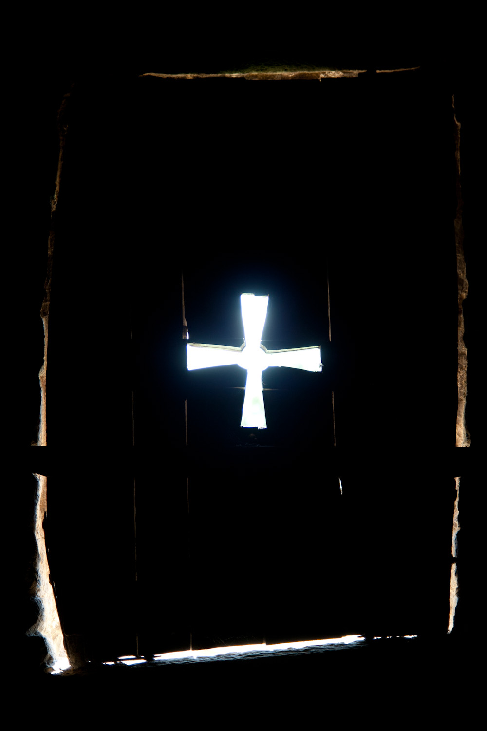 Detalle de la puerta de una ventana de la iglesia prerrománica de Santa María del Naranco, en Oviedo, España