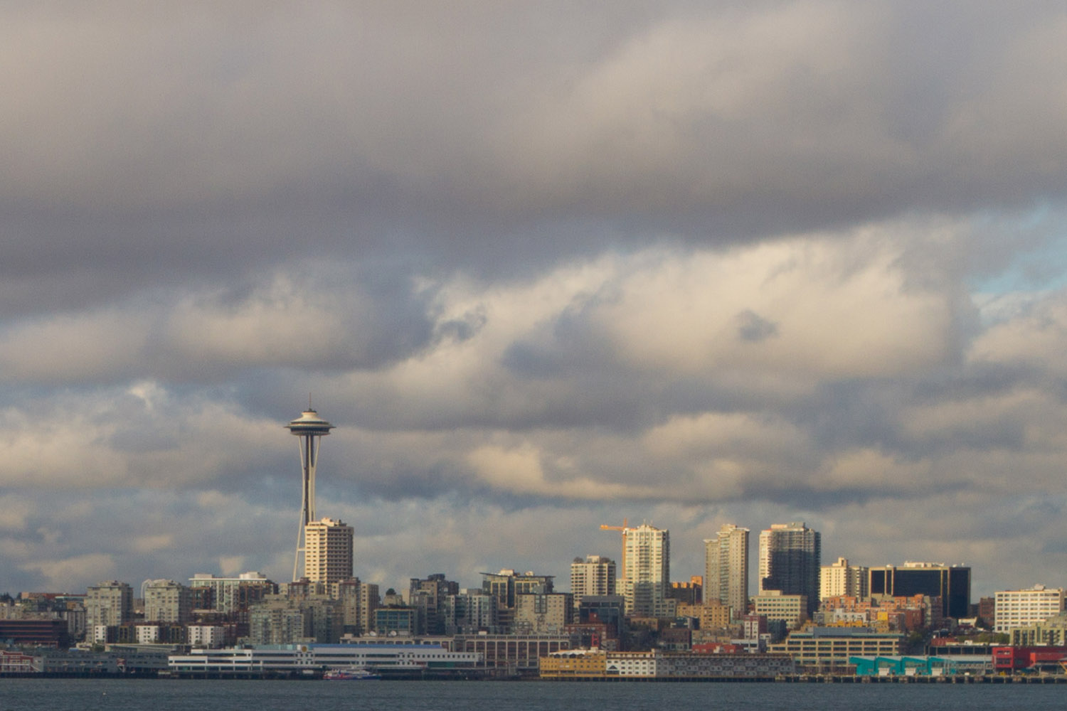El Space Needle de Seattle, visto desde Alki Beach
