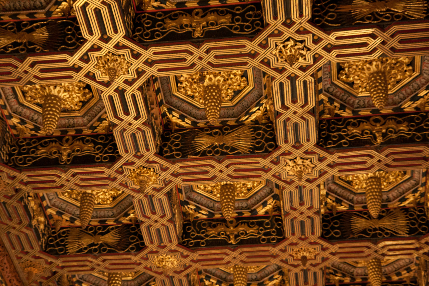 Detalle del artesonado de la sala del trono del palacio de los Reyes Católicos de la Aljafería, Zaragoza, España