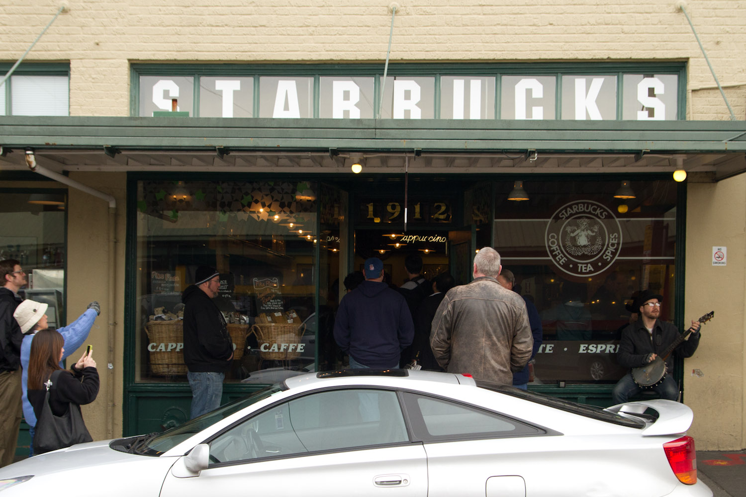 La primera tienda de Starbucks, ubicada en el mercado de Pike Place, Seattle, EE.UU.