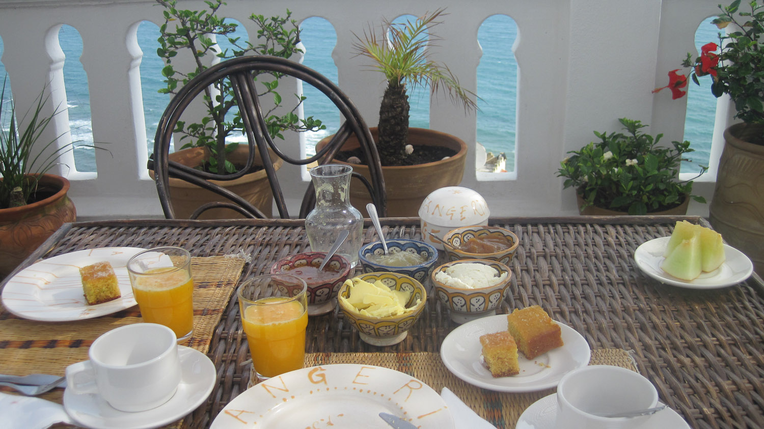 Desayunando junto al mar en La Tangerina - Tánger, Marruecos