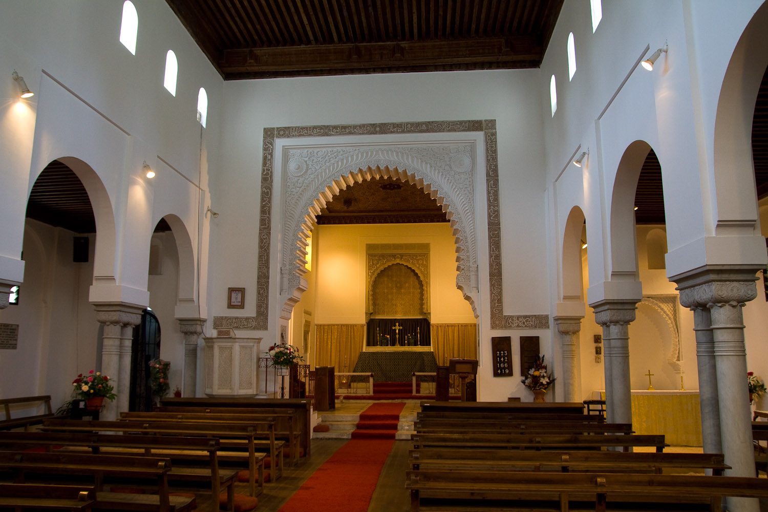Interior de la iglesia anglicana de Saint Andrew - Tánger, Marruecos