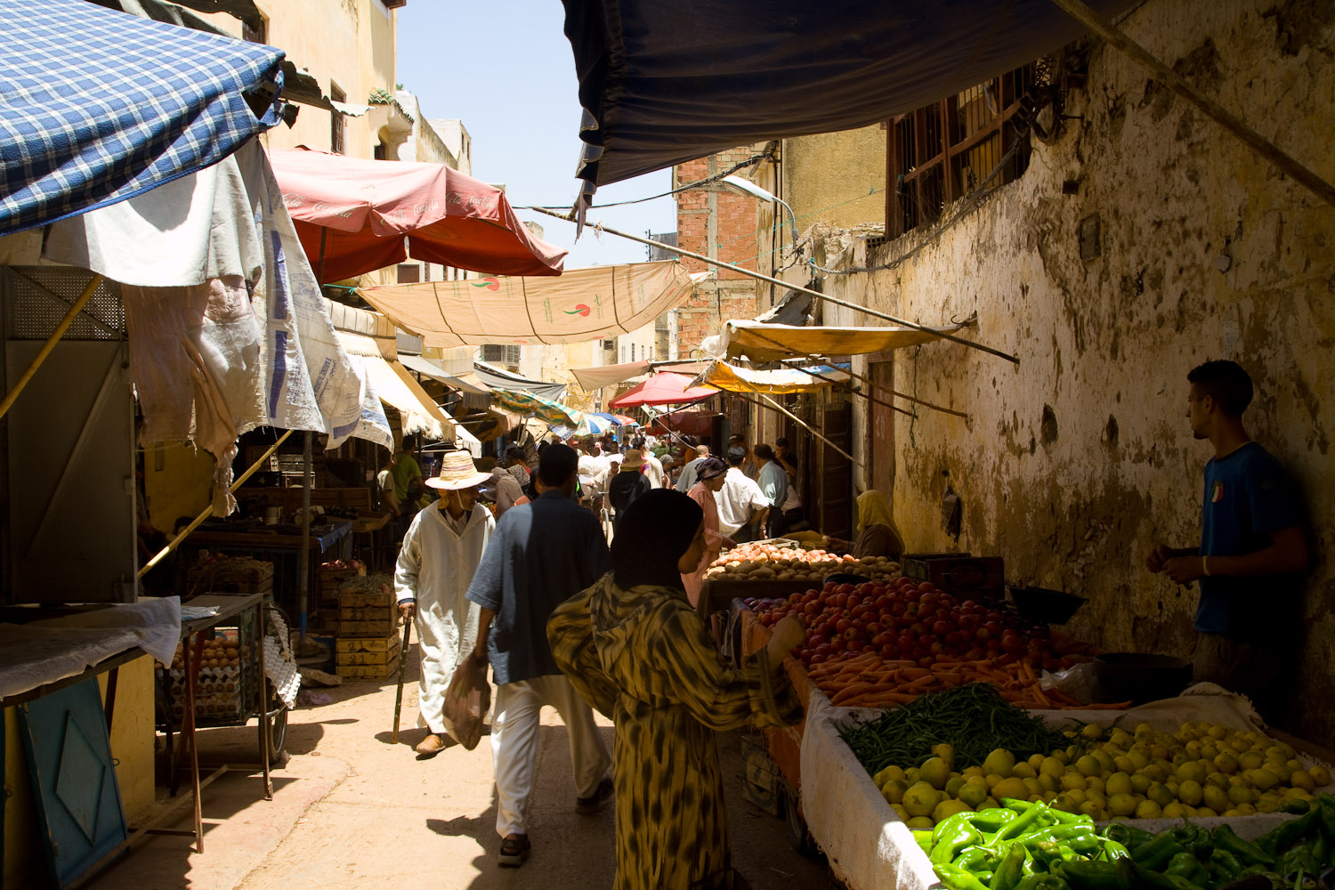 De compras en la medina de Meknès, Marruecos