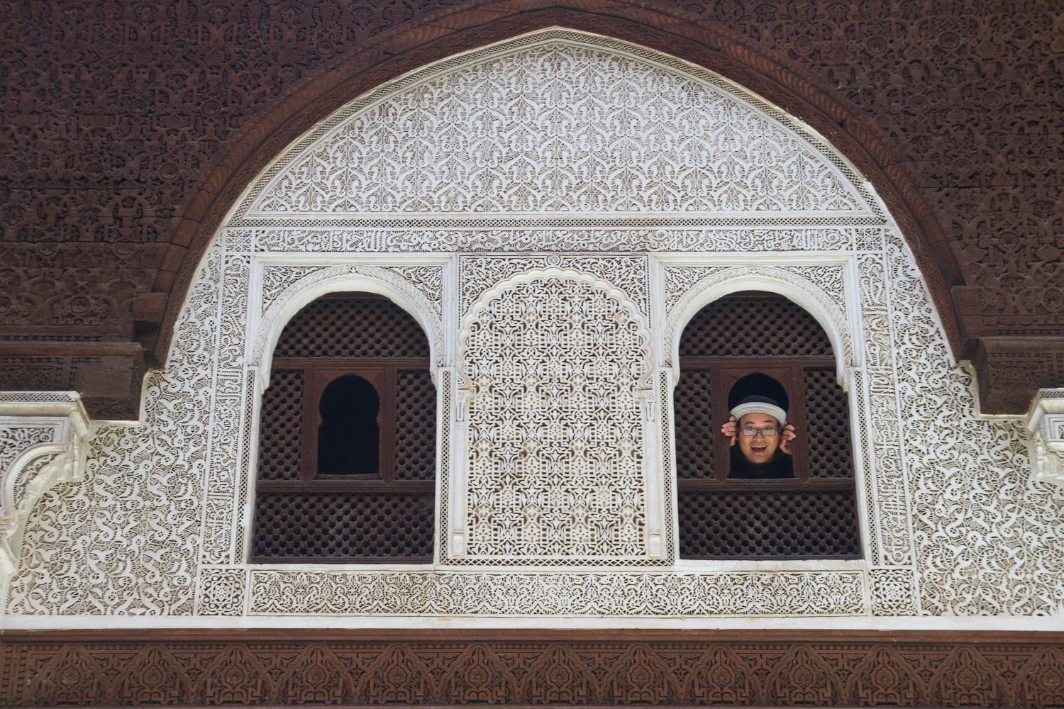 Carlos asomado por la ventana de una de las habitaciones de la madraza Bou Inania