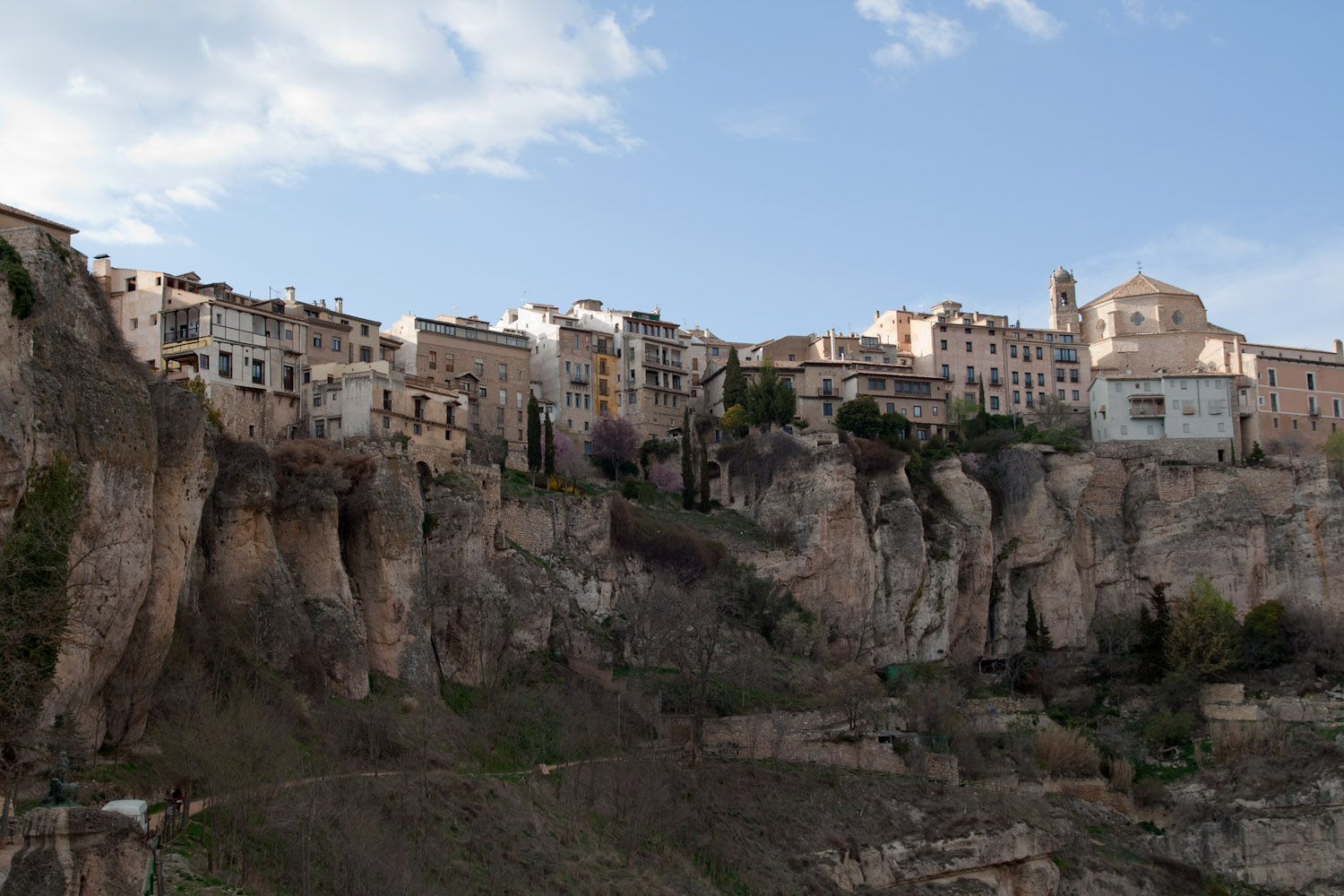 El centro histórico de Cuenca, visto desde el otro lado del río Huécar