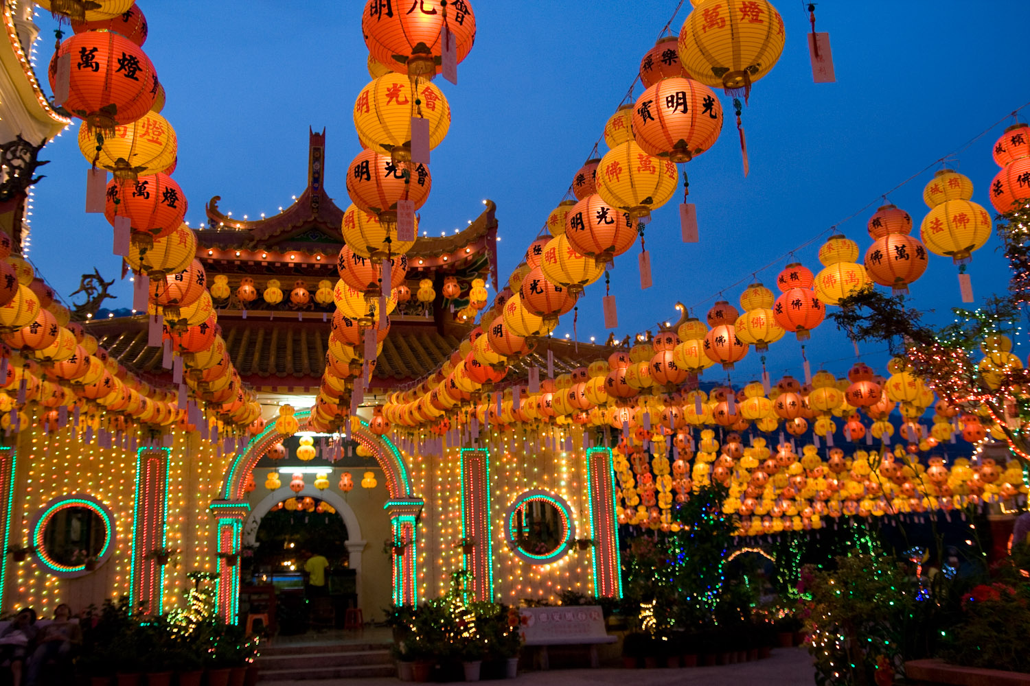 El templo Kek Lok Si decorado durante las celebraciones del año nuevo chino, Penang, Malasia