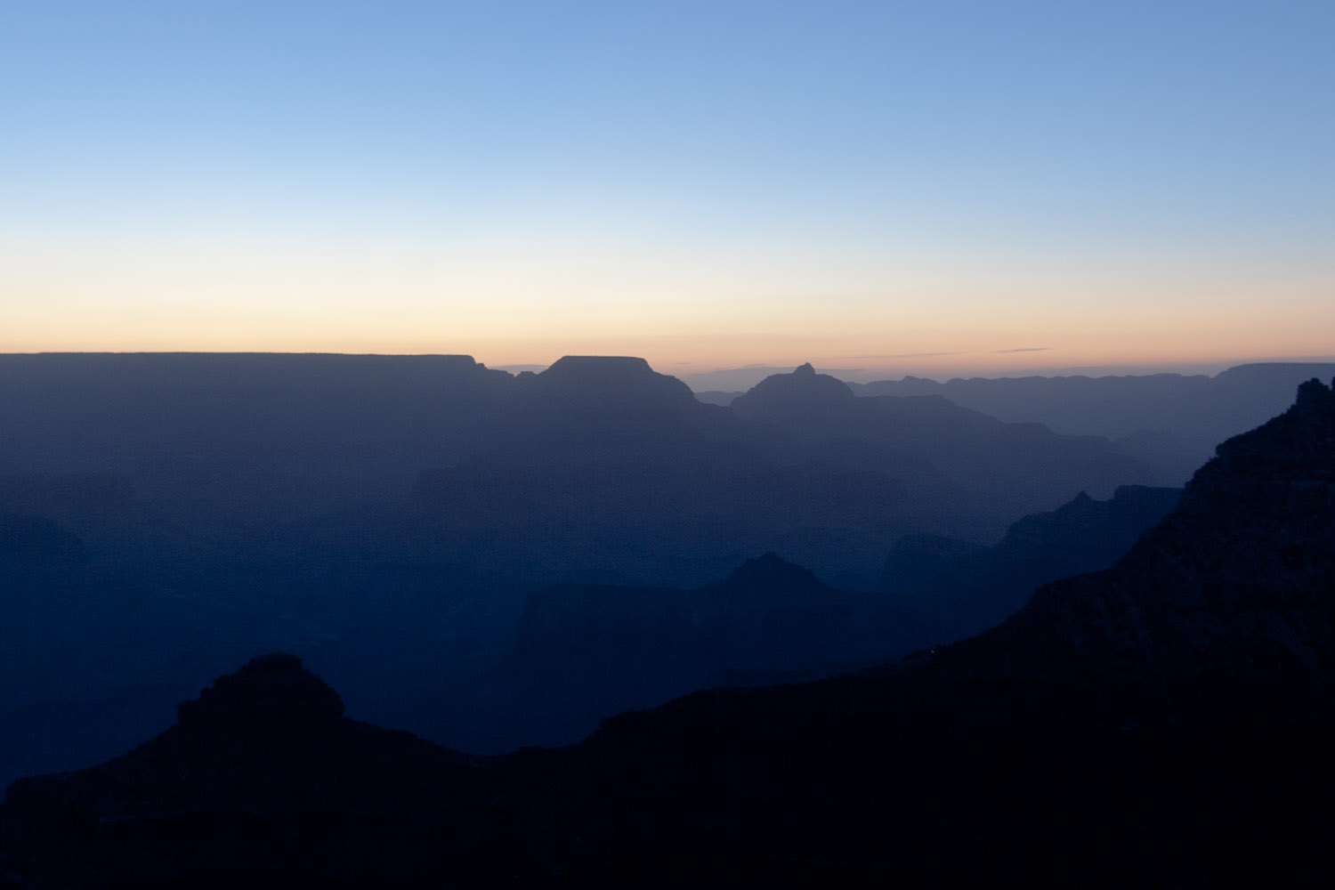 El Gran Cañón del Colorado durante la prenumbra previa a la salida del sol