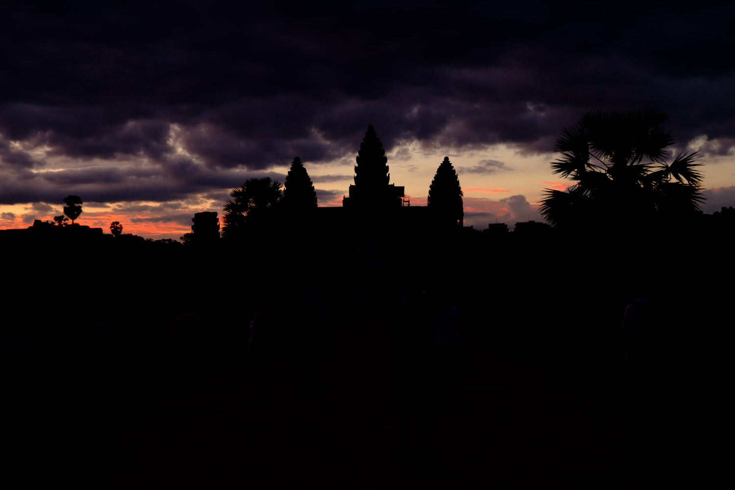 Un dramático amanecer en el templo de Angkor Wat, Camboya