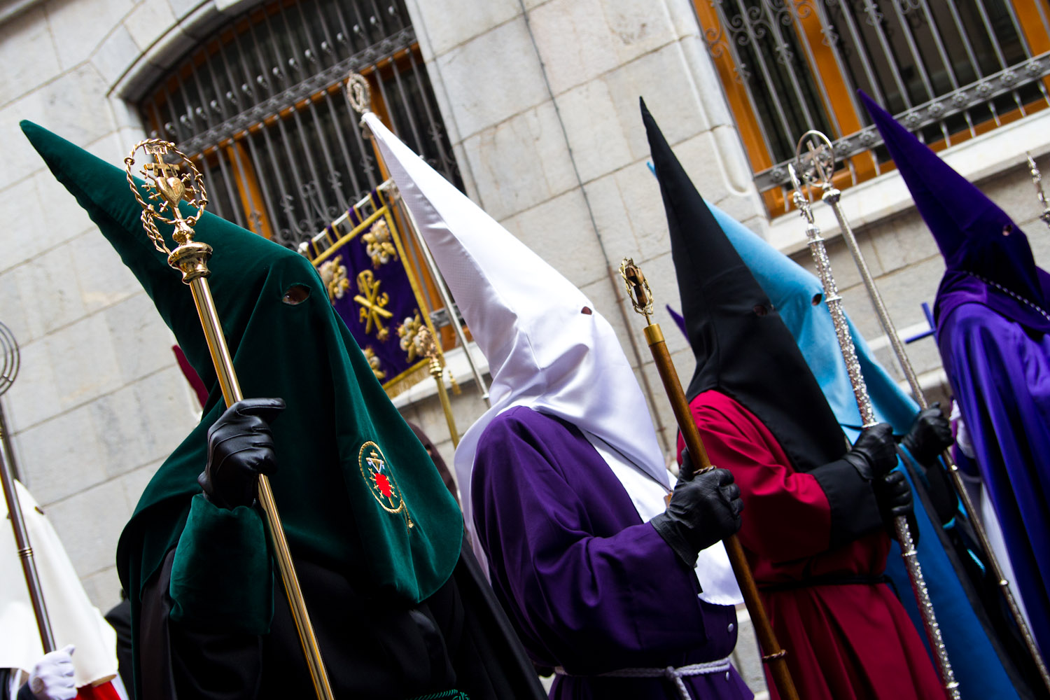 Representantes de diversas cofradías de León, España, durante las celebraciones de la Semana Santa 2011