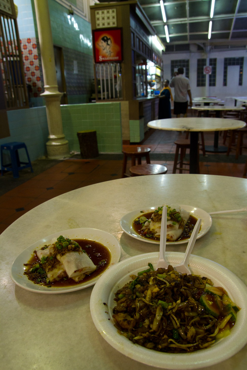 Deliciosa comida asiática en el hawker centre Lau Pau Sat, Singapur
