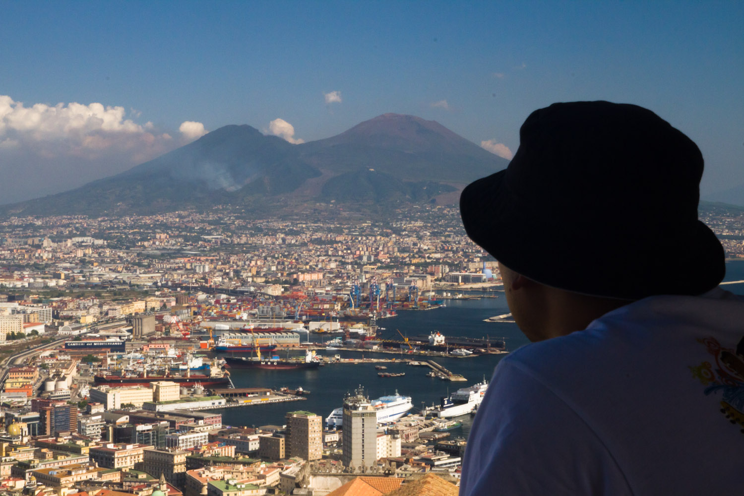 Contemplando el terrorífico Vesubio desde el Castel dell'Ovo, Nápoles, Italia