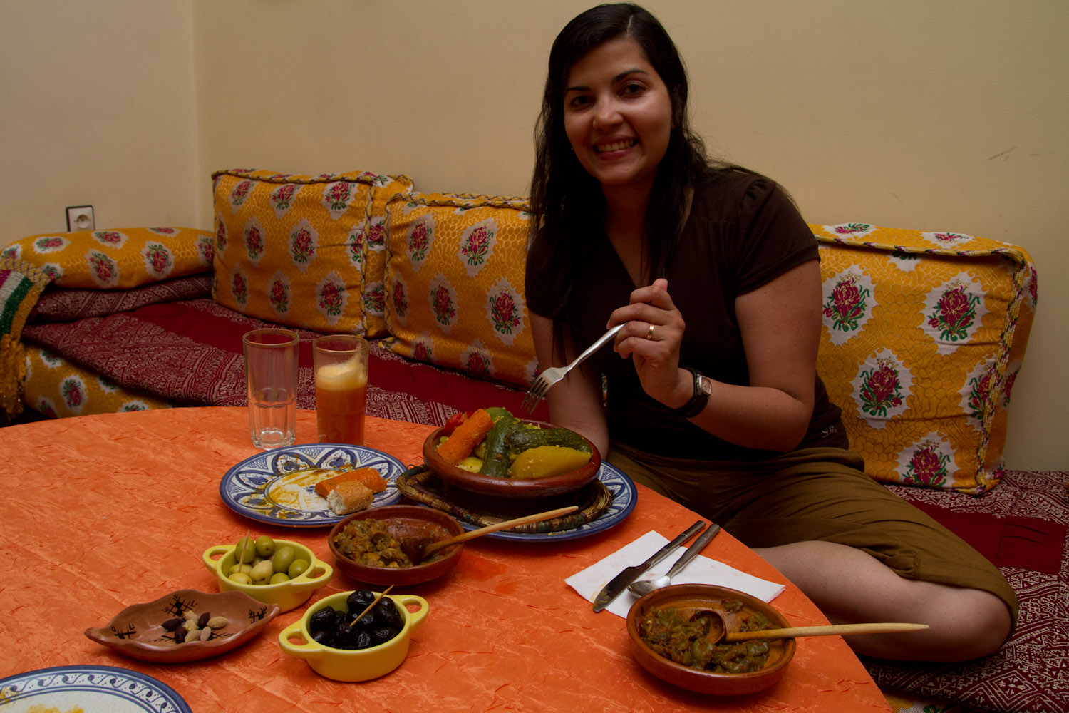 Degustando una diffa o banquete marroquí en el Ryad Bahia, Mequinez, Marruecos