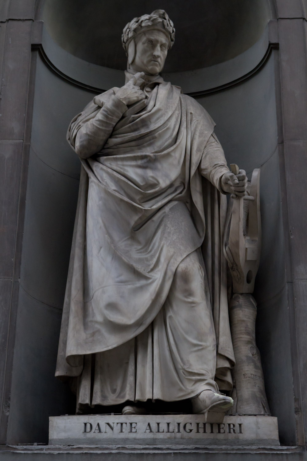 Estatua de Dante en la Galería de los Oficios
