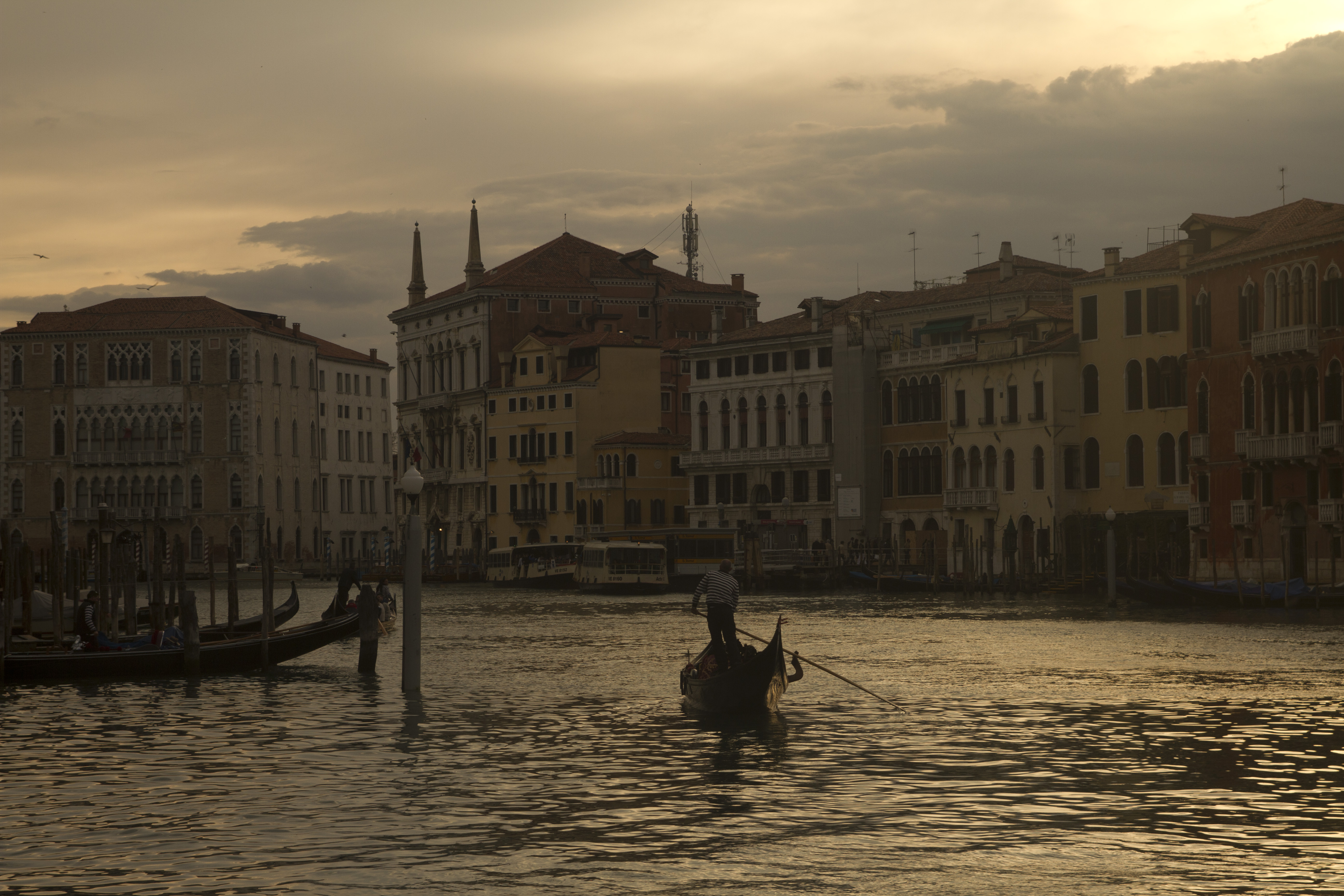Una góndola surca en solitario el Gran Canal Veneciano