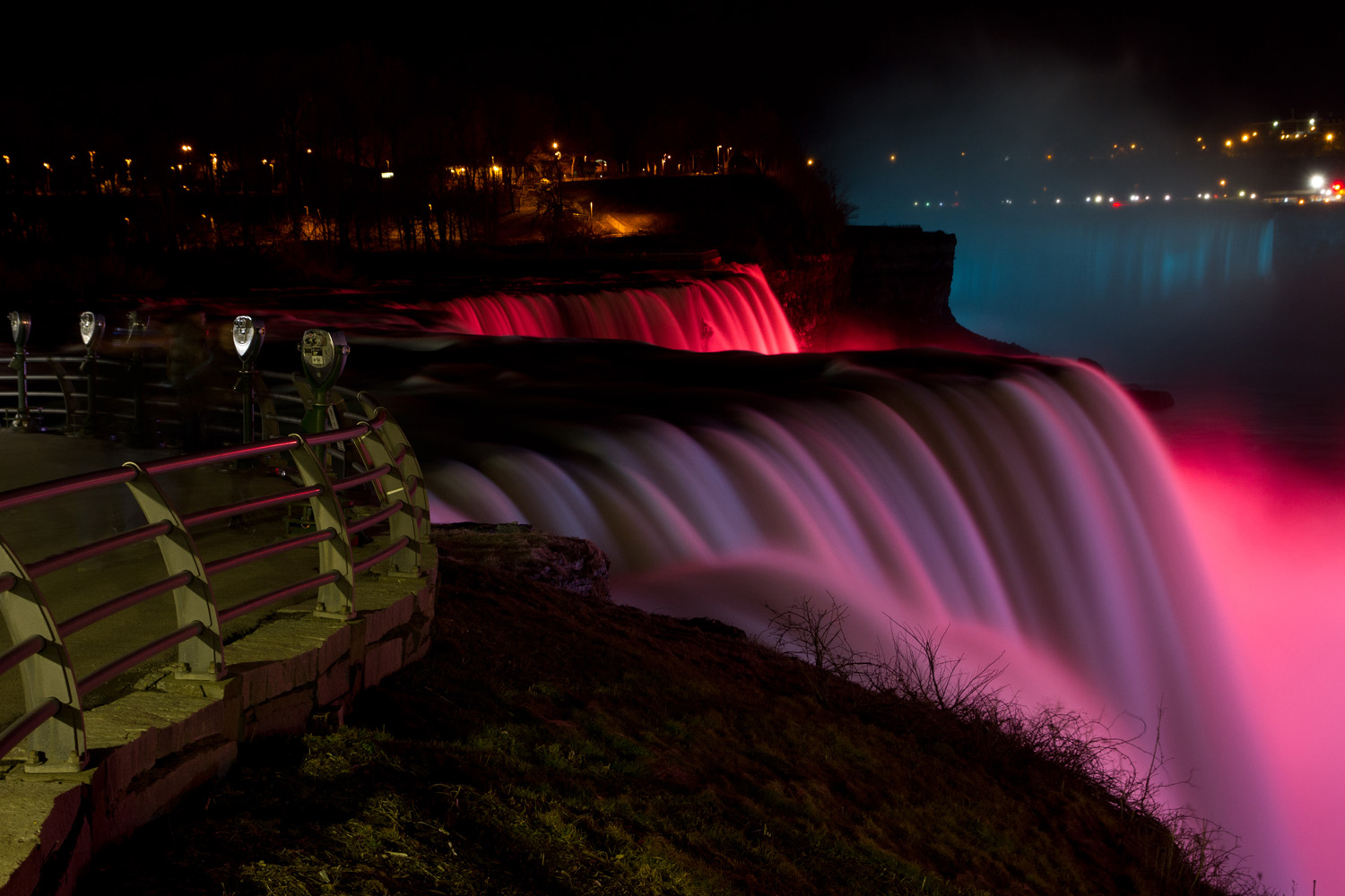 Las cataratas del Niágara de noche desde Prospector Point, Niagara Falls, Nueva York, EE.UU.
