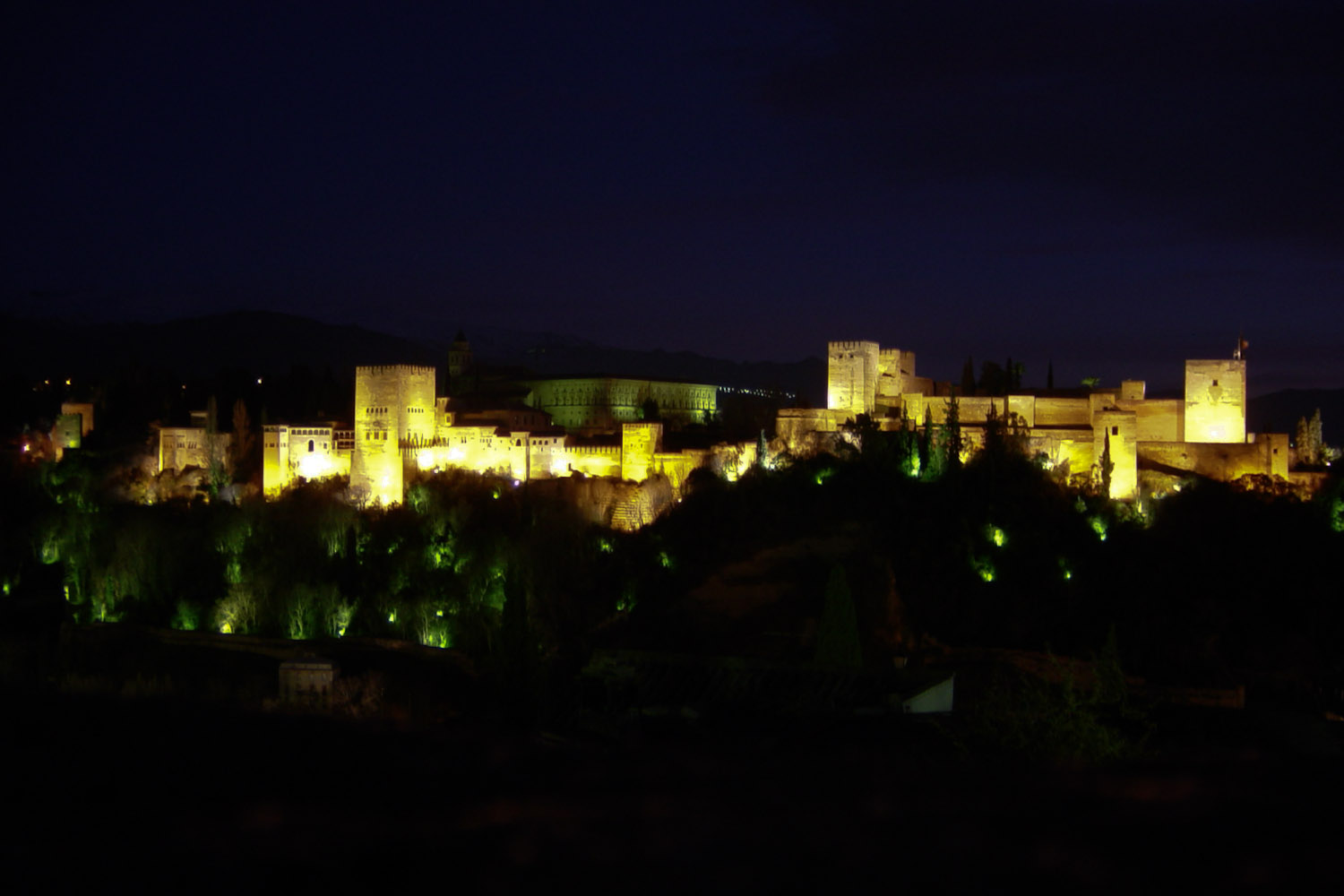 La Alhambra de Granada, de noche, capturada con una cámara Sony Cybershot de 3 MP.