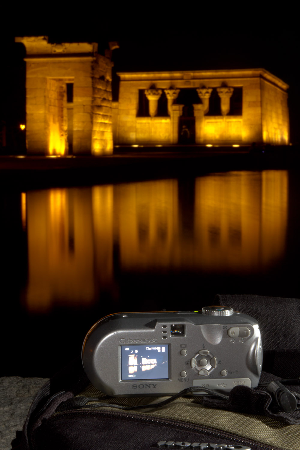 Tomando una foto nocturna del Templo de Debod con una cámara compacta de 4MP