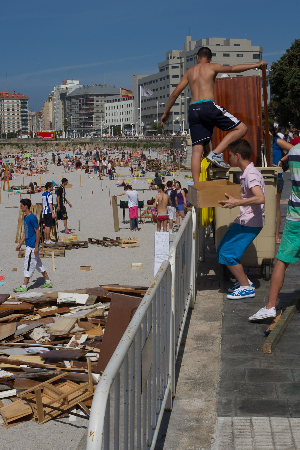 Jóvenes transportando madera para las hogueras de San Juan en La Coruña, España