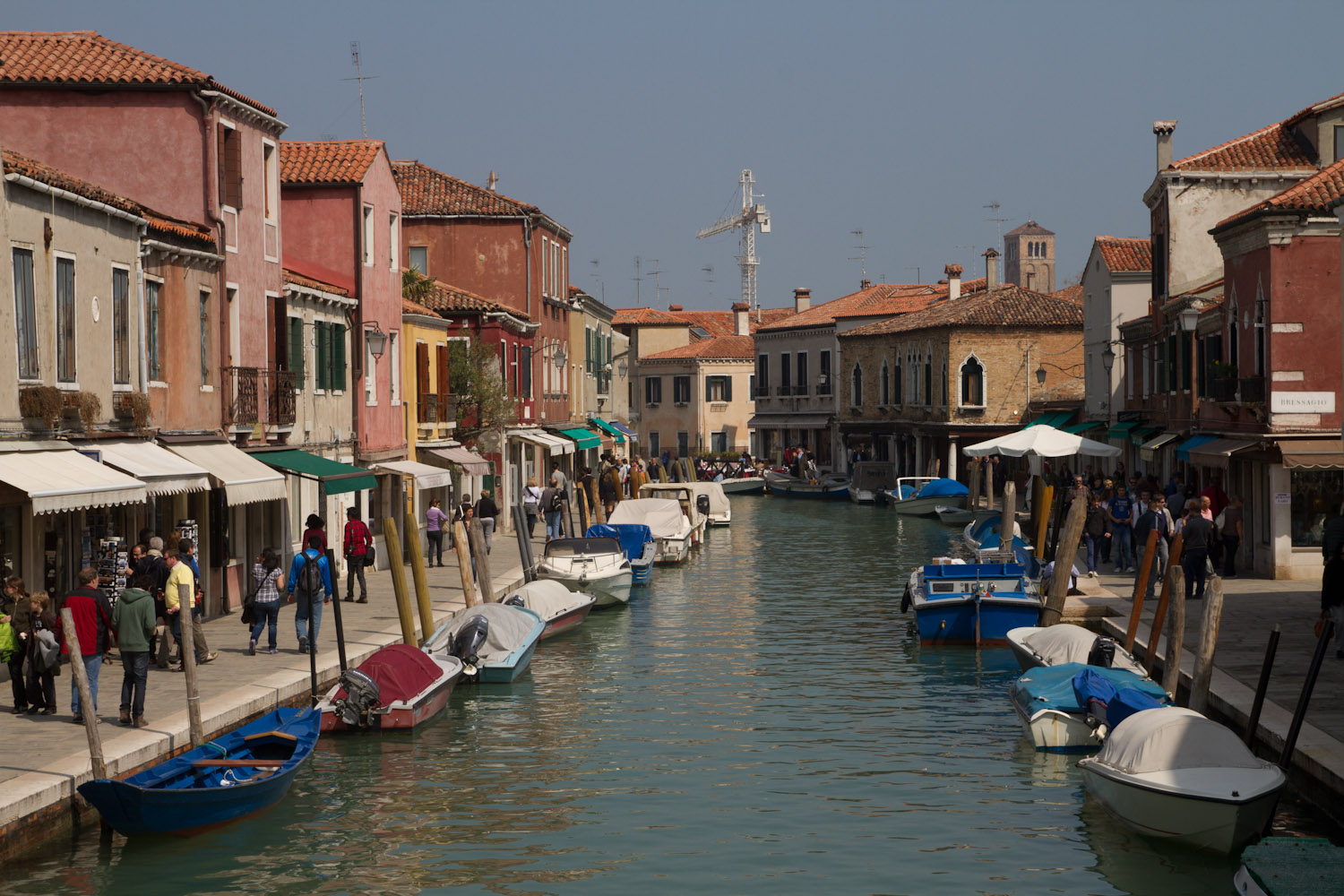 Vista del canal principal de Murano, Italia