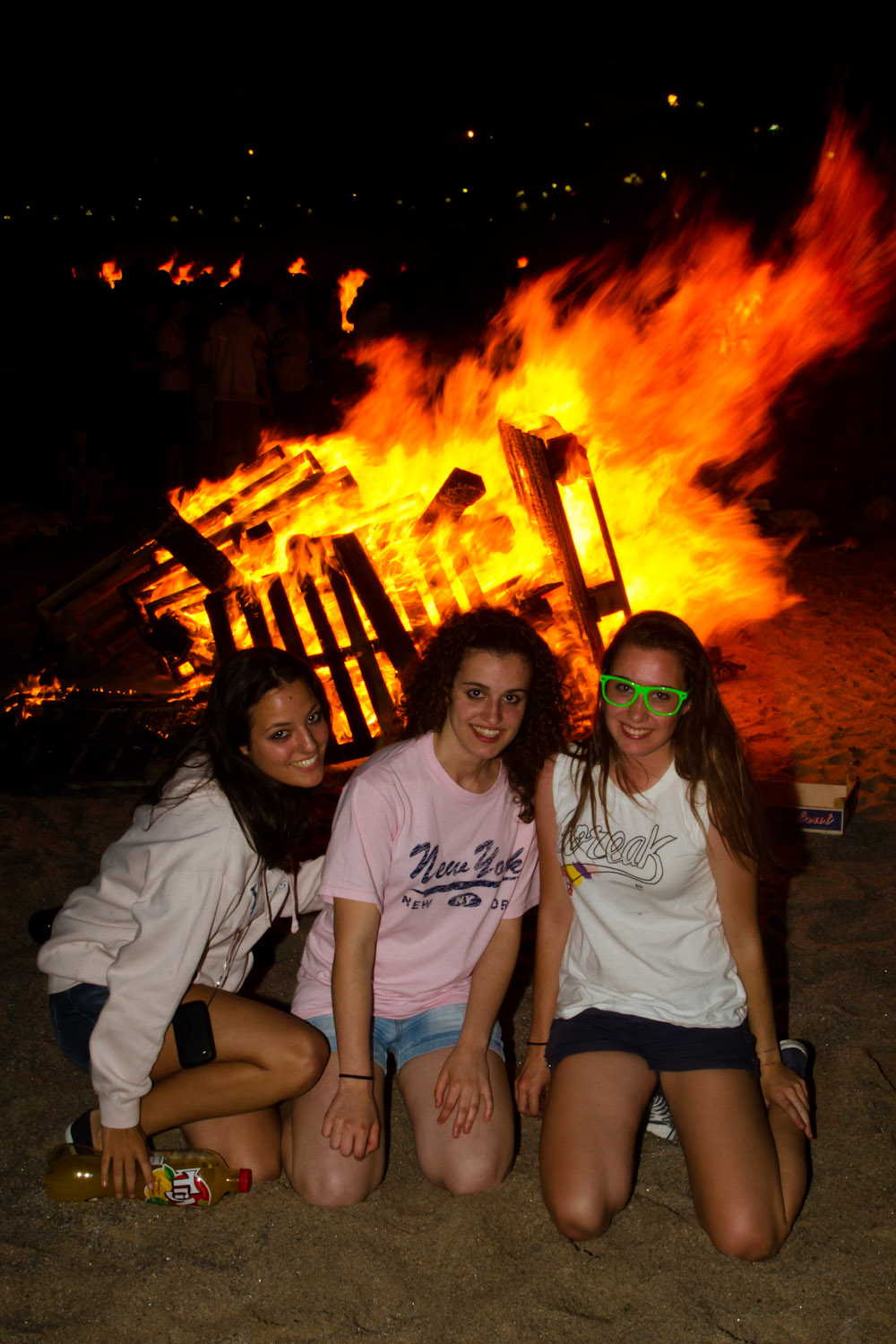Chicas celebrando la fiesta de San Juan en La Coruña, España