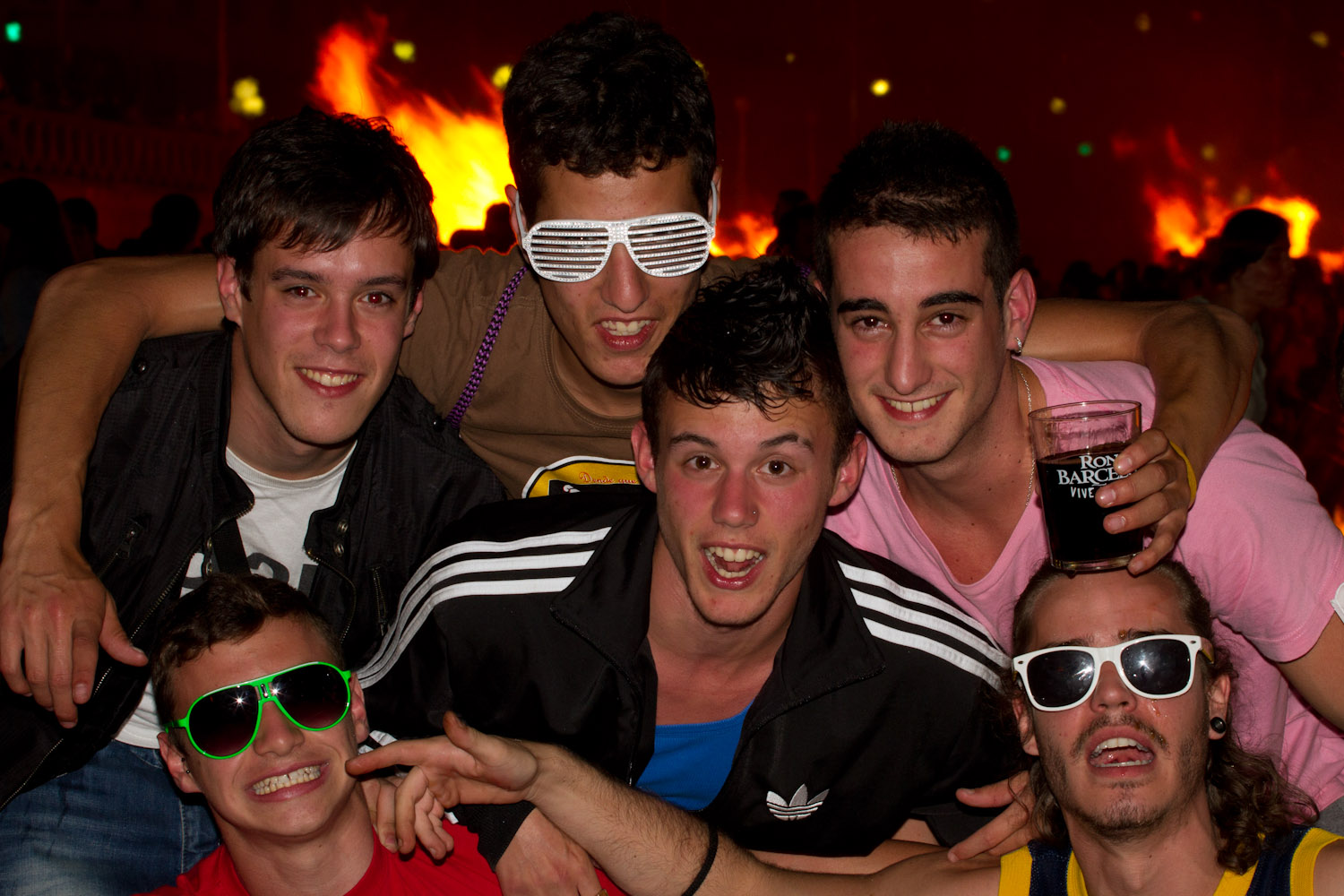 Chicos celebrando la fiesta de San Juan en La Coruña, España
