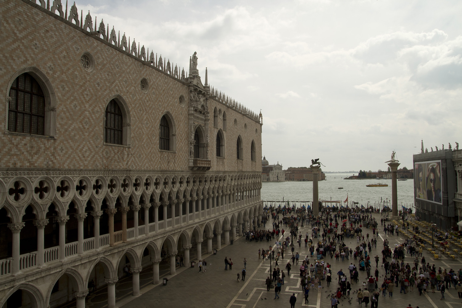 El Palacio Ducal visto desde la terraza de la Basílica de San Marcos, Venecia, Italia