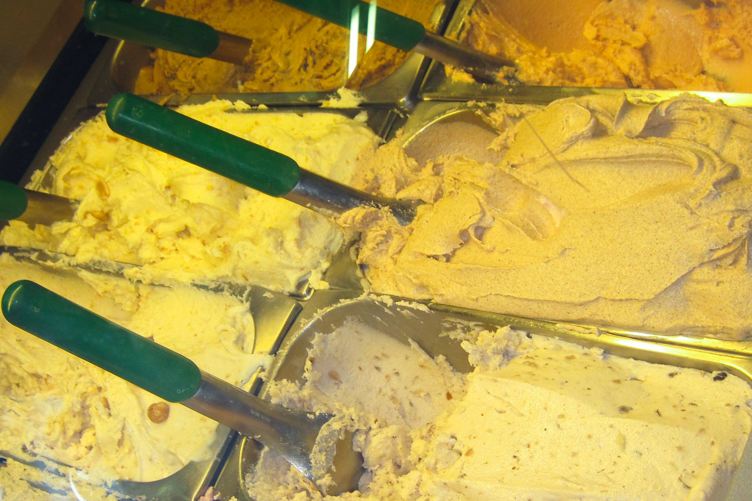 Deliciosos helados artesanales en la heladería Alaska en Venecia, Italia