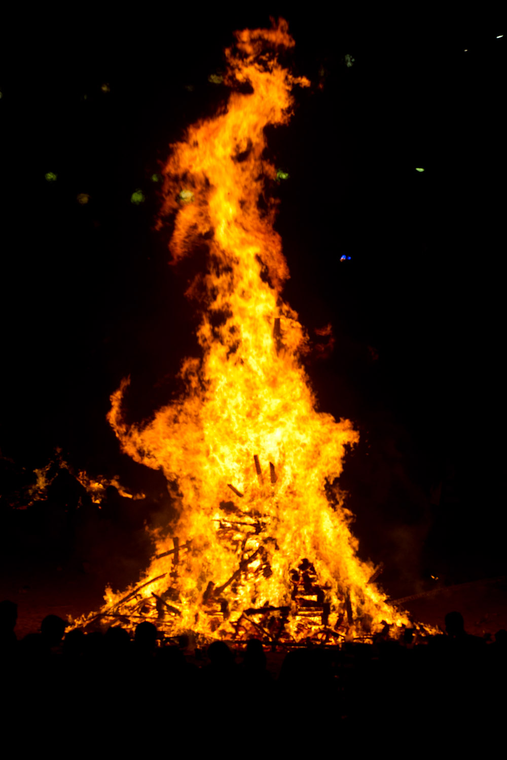 Una hoguera gigante ardiendo en las fiestas de San Juan en La Coruña, España