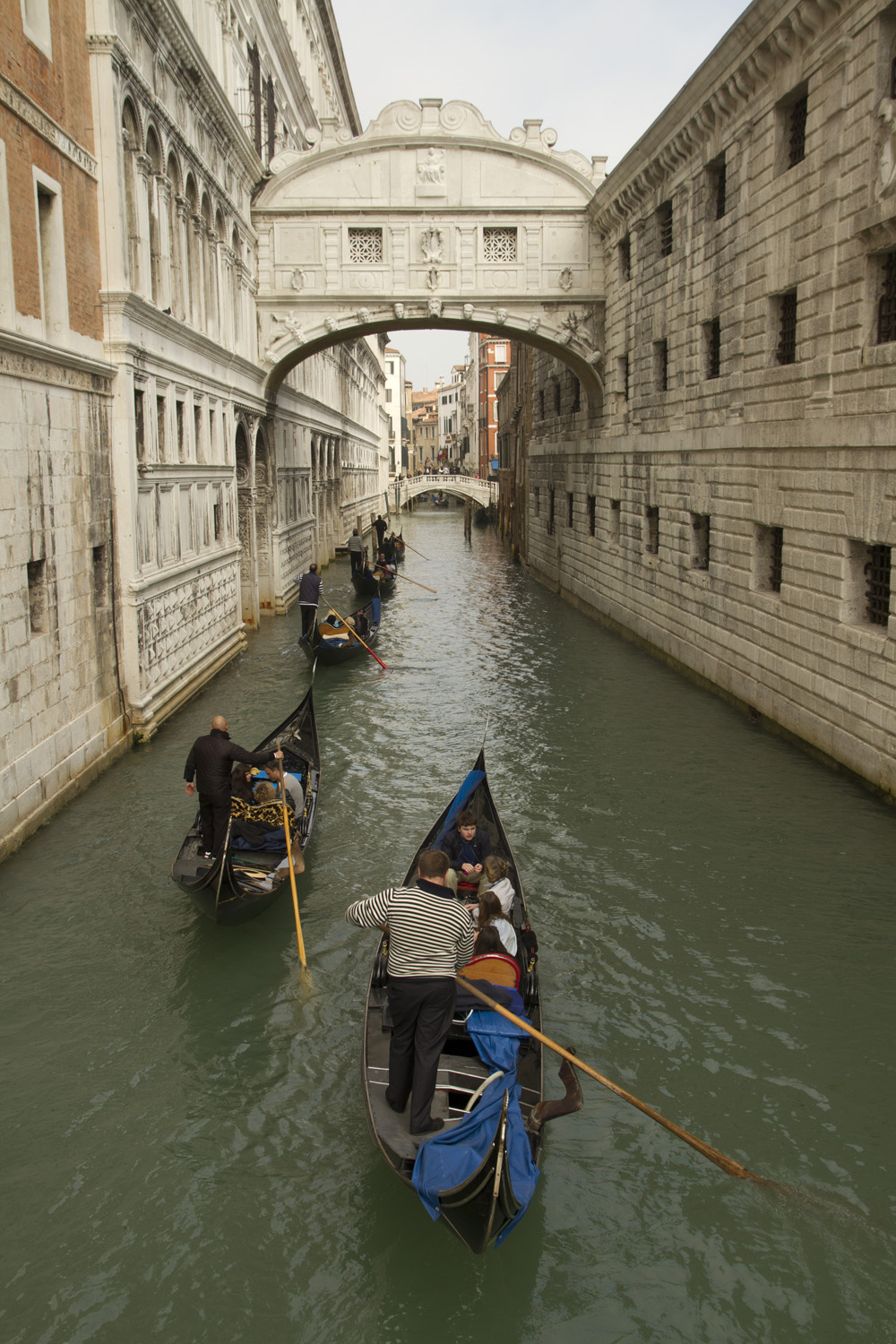 El famoso Puente de los Suspiros de Venecia, Italia