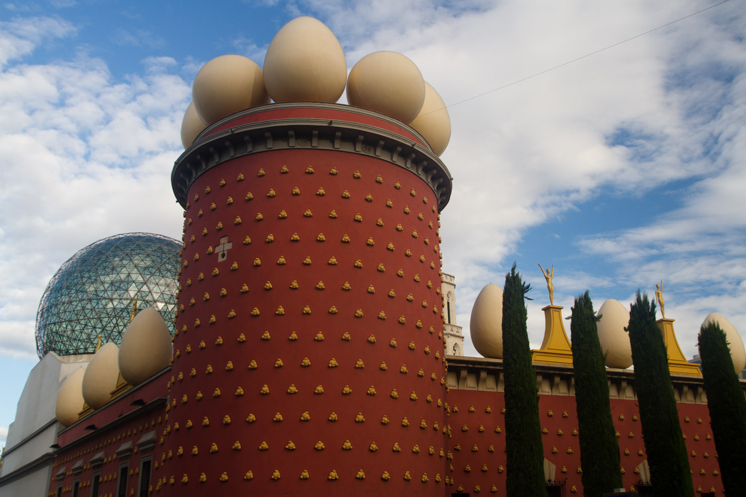 Exterior del Teatro-Museo Dalí, Figueras, España