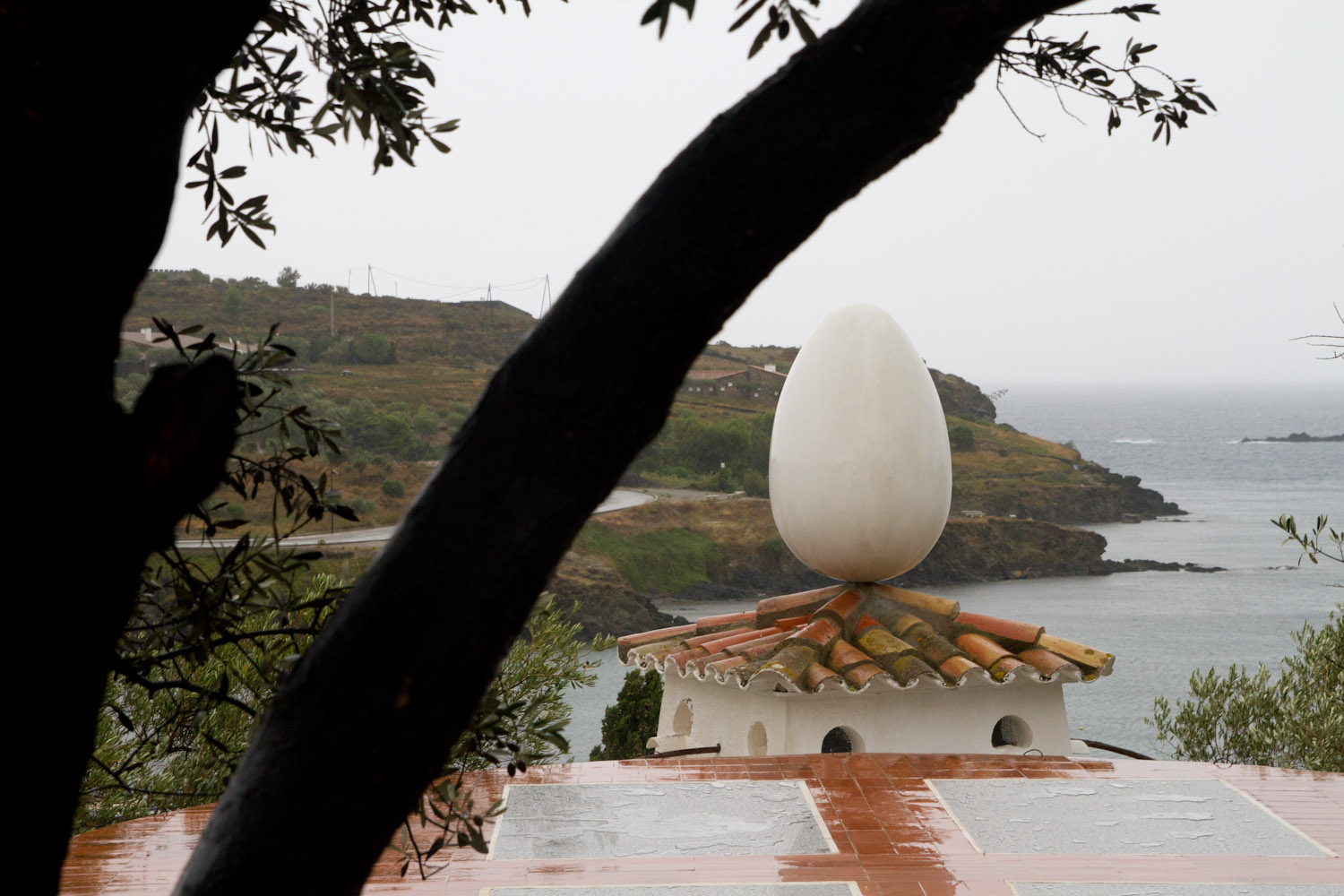 El mar y uno de los huevos de la casa de Dalí en Portlligat, Cadaqués