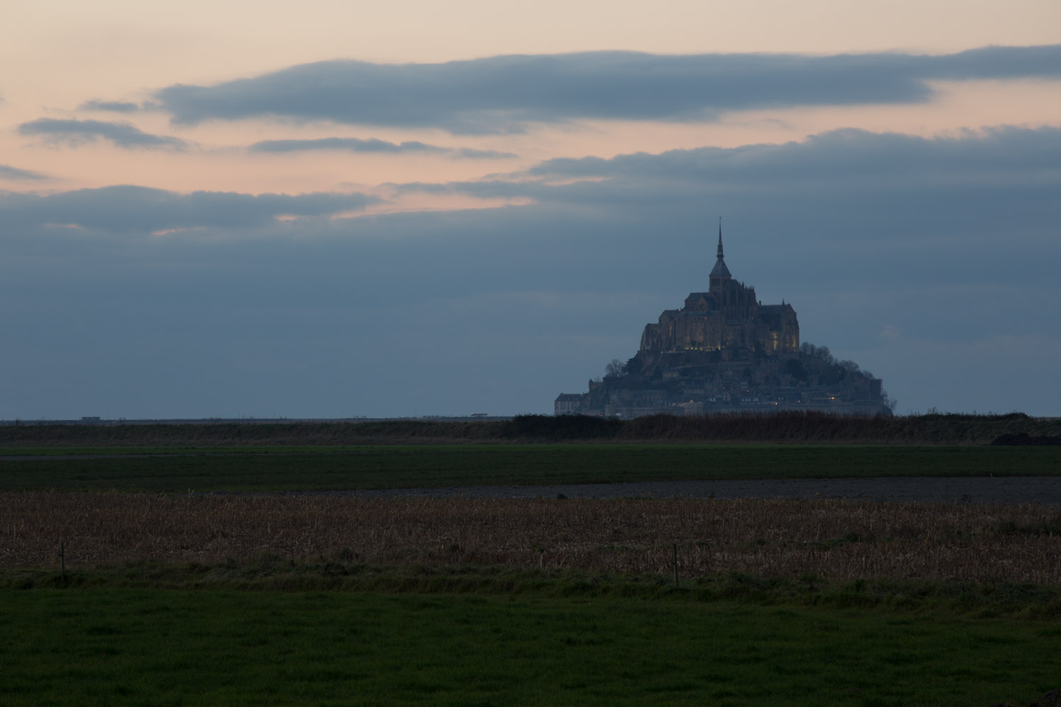 El Mont-Saint-Michel visto desde las praderas salinas, Normandía, Francia