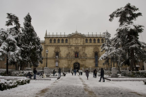 Fachada de la Universidad de Alcalá, totalmente nevada