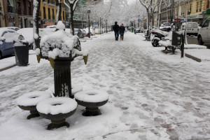 Nieve posada sobre una fuente de agua en la calle Ibiza, en Madrid.