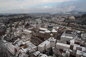 Centro histórico de Salzburgo nevado, Austria