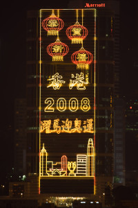 Edificio decorado para el año nuevo chino en Victoria Harbour, Hong Kong