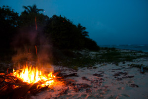 Hoguera en una de las recónditas playas de Vieques, Puerto Rico