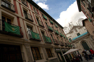 Barrio decorado con el escudo de una cofradía durante la Semana Santa en Valladolid, España