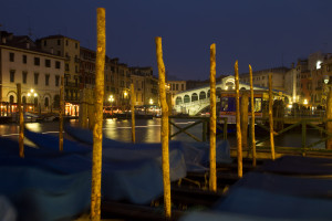 Atracadero de góndolas y Puente de Rialto, Venecia, Italia