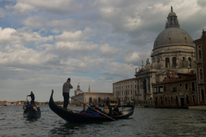 Góndolas y la Basílica de Santa Maria della Saluta, en el Gran Canal de Venecia, Italia